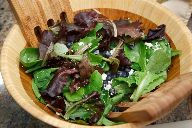 Тарелка салата с листовых салатов.